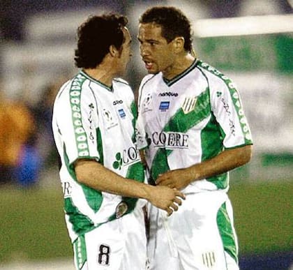 Jorge Cervera y Antonio Barijho discutieron en tono fuerte en el campo de juego en un duelo por la Copa Libertadores del 2025 que terminó 3 a 1 a favor de Banfield; el entrenador Julio Falcioni decidió reemplazarlos a los dos en el entretiempo