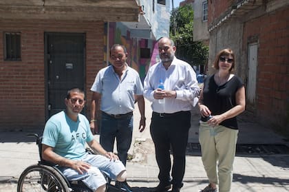 Jorge; César, hermano de una personas en silla de ruedas; Ramiro Dos Santos Freire, defensor del Ministerio Público porteño; y Victoria, colaboradora del defensor