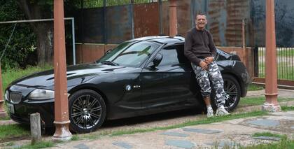 Jorge "Chucky" Giménez y una de sus posesiones más preciadas: el BMW Z4
