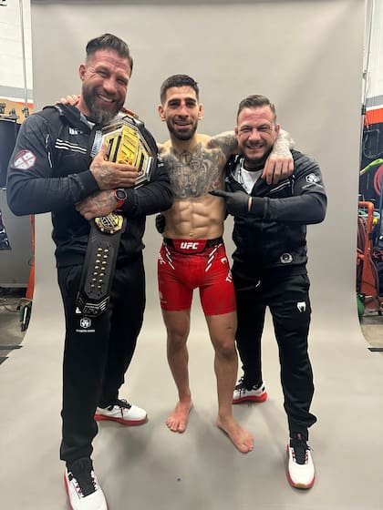 Jorge Climent, Ilia Topuria y Agustín Climent, tras la victoria sobre Alexander Volkanovski que le dio el título del mundo pluma en UFC