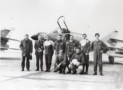 Jorge Colombo, el primero desde la izquierda, junto a los pilotos de su escuadrilla