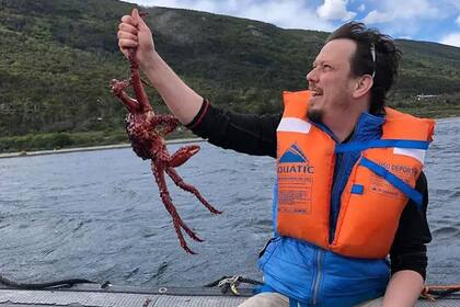 Jorge con una centolla recién sacada del mar.