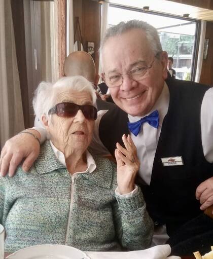 Jorge con una clienta en el salón de Tabac