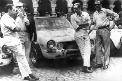 Jorge Cupeiro, a la izquierda, en Nürburgring, con uno de los Torino que cambiaron la historia del automovilismo argentino en 1969