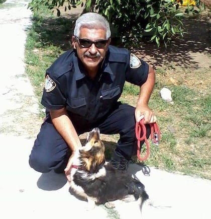 Jorge De Marco vestido con el uniforme del Centro de Prevención de Crueldad al Animal