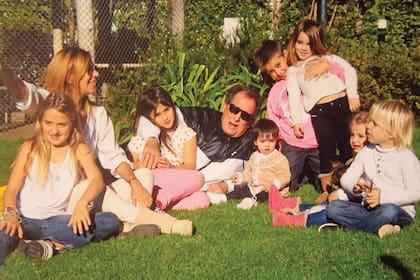  Jorge disfrutando de sus nietos Lara, Delfina, Alina, Santino, Emma, Vera y Nikita.  