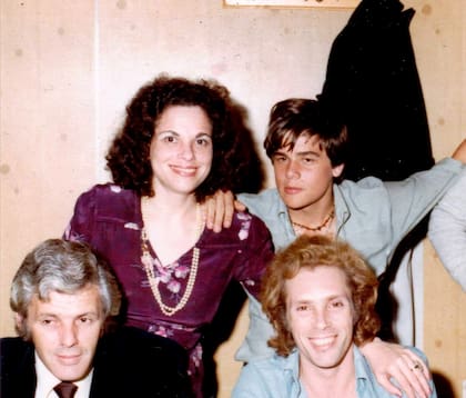 Jorge Donn con su hermano mayor Aldo, Delia y Héctor, en un recuerdo del álbum familiar