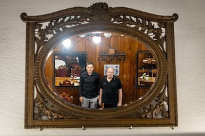 Jorge Dutra y Armando Amoedo, en el reflejo de uno de los espejos que adorna el salón