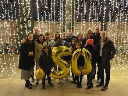 Jorge D´Alessandro festejando sus 50 años de casado con Marta, junto a sus hijos y nietos.