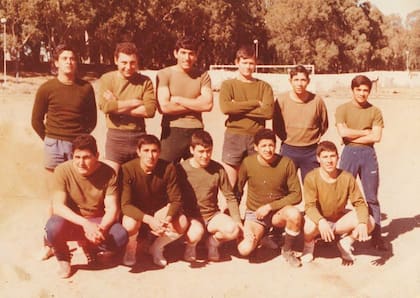 Jorge, el más bajito de todos, con sus compañeros antes de un partido de fútbol