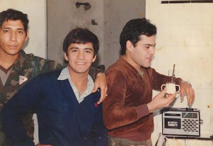 Jorge, en el centro, junto a dos compañeros de Regimiento escuchando la radio