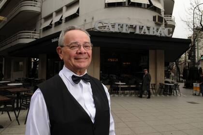 Jorge en la esquina de Coronel Díaz y Libertador donde se encuentra Tabac