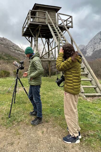 Jorge está a cargo de la fotografía y la filmación de la serie documental, y su hija lo secunda cámara en mano. En la foto los vemos en las afueras de Riaño, en España.