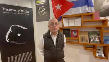 Jorge Faurie recomendó la exposición "Patria y vida" en el stand cubano de la Feria del Libro