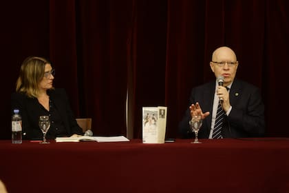 Jorge Fernández Díaz presentó su último libro "el secreto de marcial" junto con la directora editorial de Planeta, Adriana Fernández