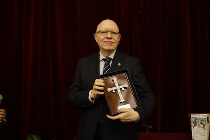 Jorge Fernández Díaz recibió la Cruz de la Victoria de la comunidad asturiana