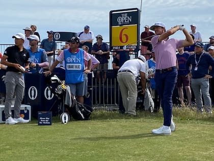 Jorge Fernández Valdés pega en el hoyo 6 de St. Andrews