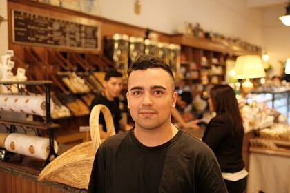 Jorge Frías, encargado del local