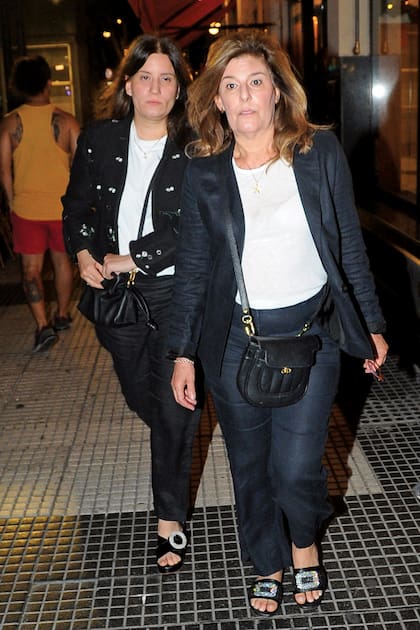 “Jorge fue mi primer gran amor. Nos conocimos trabajando en Página/12; yo tenía 22 y él, 24. Yo estaba hasta las manos”, le contó Andrea Rodríguez a María Julia Oliván, en una entrevista para Border Periodismo. “La relación se fue transformando. A pesar de que nos separamos, seguimos como familia”, dijo ella que, además de ser la madre de la hija mayor de Lanata, fue productora periodística de sus programas. Durante la internación del periodista, trascendió que Elba Marcovecchio había prohibido el ingreso de Andrea al Hospital Italiano. Fue Bárbara quien la autorizó a entrar tras una resolución judicial.