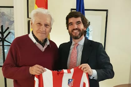Jorge Griffa junto a Jaime González Castaño, Cónsul General de España en Rosario; Atlético de Madrid fue otro de los amores futbolísticos del Maestro