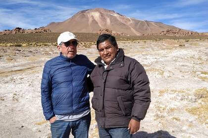 Jorge Gronda junto a René Calpanchay, líder del pueblo atacameño