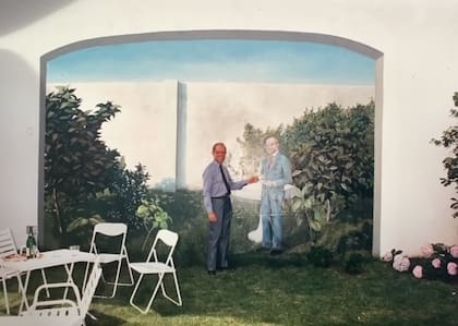 Jorge Helft con el mural de Pablo Suárez en su casa de San Telmo