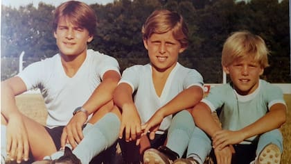Jorge, Hermes y Carlos: los hermanos Desio, con la camiseta de Sporting, de Corral de Bustos, los colores que eligieron para toda la vida