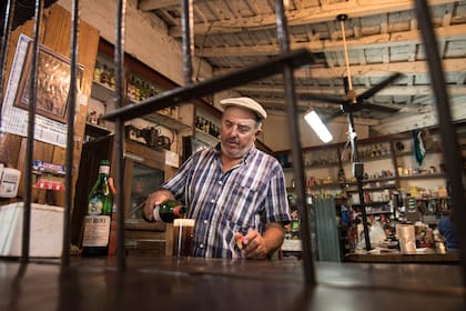 Jorge Horacio Rossi, marido de Elsa, preparando un vermut.