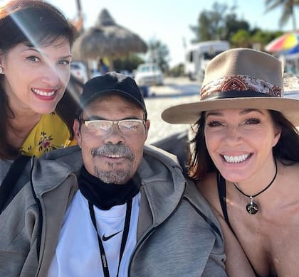 Jorge junto a Catherine y a Maribel, sus hermanas (Foto: Instagram @maribelfulop24)