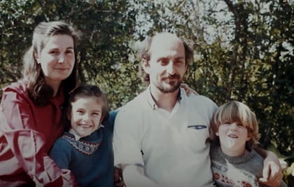 Jorge junto a su esposa, Carolina Gailhou y sus hijos Valentina y Andrés