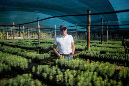 Jorge Kacef es ingeniero agrónomo y tiene a su cargo el vivero