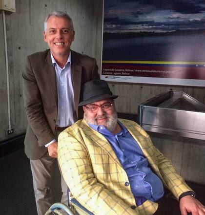 Jorge Lanata con el encargado de negocios de la embajada argentina en Venezuela, Eduardo Porretti, en el aeropuerto internacional de Caracas