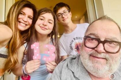 Jorge Lanata junto a su actual mujer y los hijos de ella, tiempo atrás