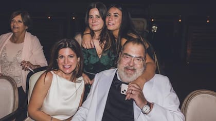 Jorge Lanata junto a sus hijas Bárbara y Lola y a su esposa Elba Marcovecchio en la noche del casamiento del periodista y la abogada