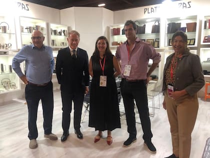 Jorge Lappas, Lucrecia Zorraquin y sus hijos Sofía (hoy a cargo de la empresa) y Constantino con el embajador Leonardo Daniel Costantino, en Francia