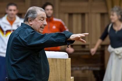 Jorge Lavelli en pleno proceso de ensayo en el Teatro Colón, en 2014