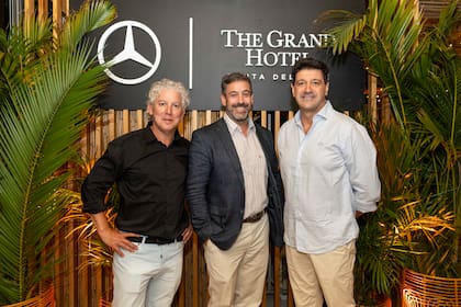 Jorge Lucini, gerente de Marketing y Ventas de Autos en Mercedes-Benz Argentina; Gabriel Guerra, gerente general The Grand Hotel y Eduardo Leindekar, ejecutivo de ventas de Mercedes-Benz.