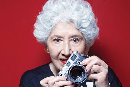 "Una de las obsesiones de mi vida siempre fue quedarme ciega", dice Sara Facio, que habló del tema con Borges, en su estudio, durante una sesión de fotos