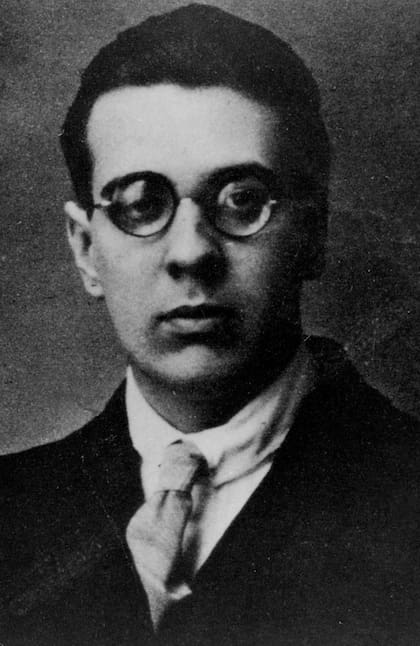A poco de publicar su primer libro de poesía, "Fervor de Buenos Aires", funda en 1924 la revista Proa junto con Ricardo Güiraldes