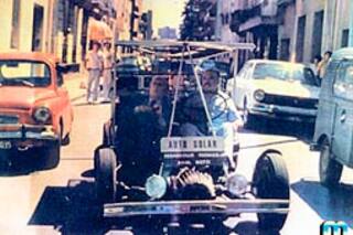 El pionero olvidado que creó el primer auto a energía solar, escribía con humo en el cielo y vivió obsesionado por los Ovnis