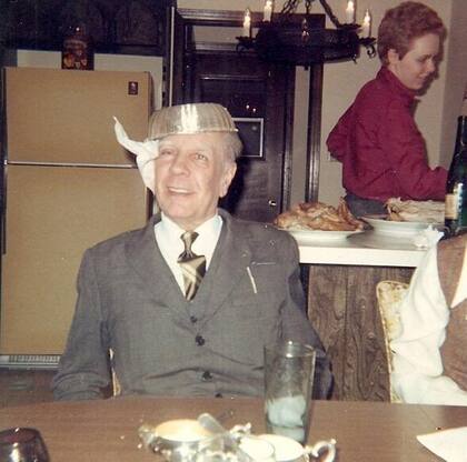 Jorge Luis Borges posando con una panera en la cabeza