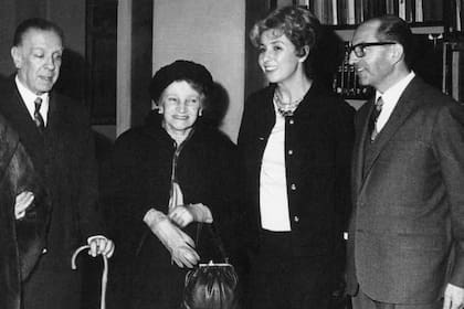 Jorge Luis Borges con su madre Leonor Acevedo y Jeannette Arata de Erize y Pancho Erize