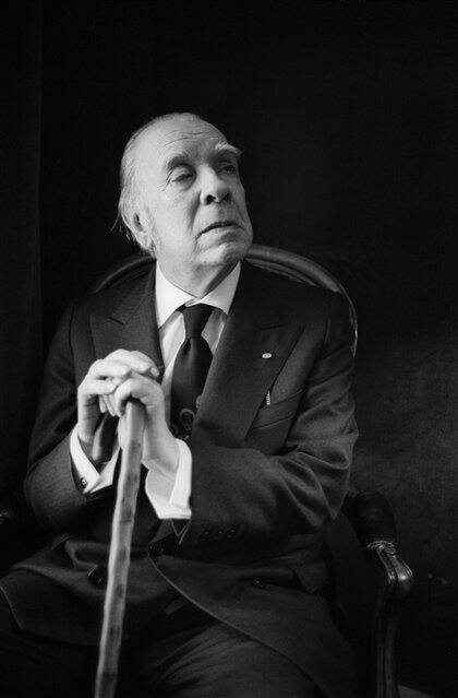 JORGE LUIS BORGES. Visitó las clases de literatura que Bergoglio daba en el colegio de la Inmaculada Concepción de Santa Fe