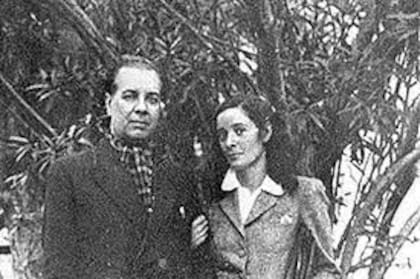 Jorge Luis Borges y Estela Canto en el Jardín Zoológico, en 1945