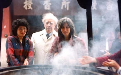 Jorge Luis Borges y María Kodama en Japón. “He empezado a estudiar ese idioma que no sabré nunca, pero es algo así como si supiera que algo es inmoral, que de algún modo seguiré estudiando japonés después de mi muerte corporal”.