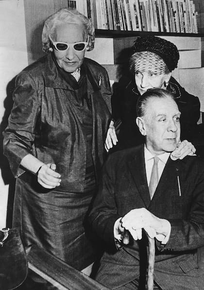 Jorge Luis Borges y su madre, Leonor Acevedo, con Victoria