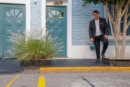 Jorge Luis Melgar en la puerta de su casa del barrio de las Mil Casitas, en Liniers