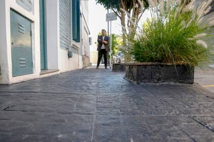 Jorge Luis Melgar en la puerta de su casa del barrio de las Mil Casitas, en Liniers