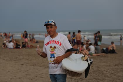Jorge Luis trabaja para El Topo y recorrer las playas pertrechado de una gorra para hacerle frente al sol