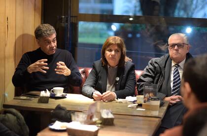 Jorge Macri, Bullrich y López Murphy, durante una reunión con estudiantes en Palermo
